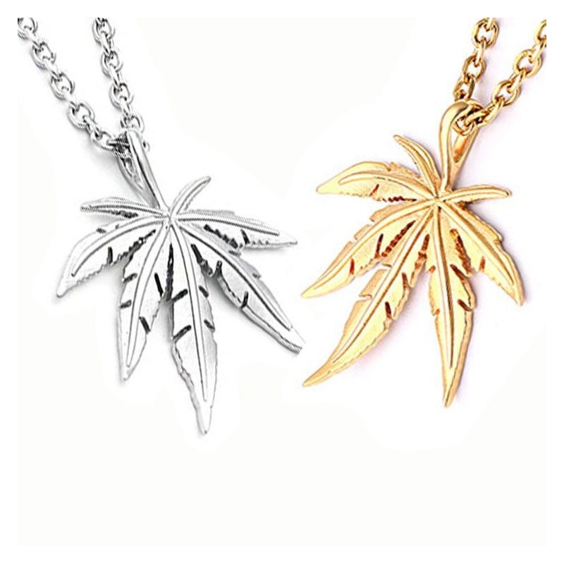 Necklace med hampa blad hängande