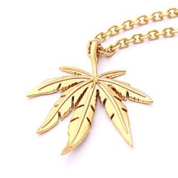 Necklace med hampa blad hängande
