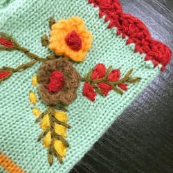 Knitted vinterhandskar - halvfinger design - med en blomsterbroderi