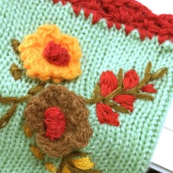 Knitted vinterhandskar - halvfinger design - med en blomsterbroderi