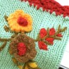 Knitted vinterhandskar - halvfinger design - med en blomsterbroderi