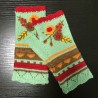 Knitted vinterhandskar - halvfinger design - med en blomsterbroderi