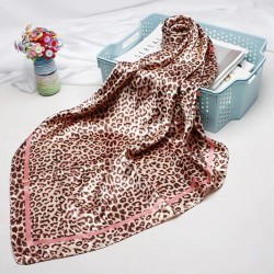 Elegant kvadrat scarf med leopard print - silke