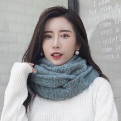 Varm stickad scarf