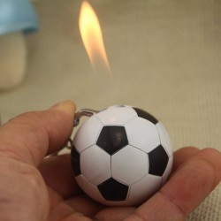 Fotboll formad cigarettändare - keychain