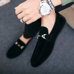 Trendiga läder -slip -skor - halkfria loafers - med metalldekoration