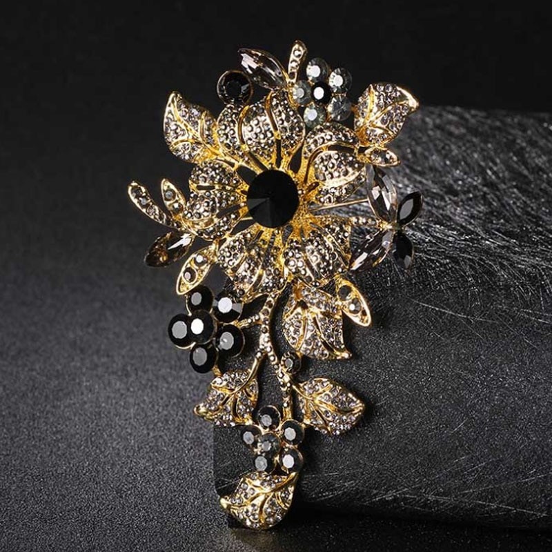 Elegant brosch med stora kristallblommor