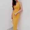 Elegant gul klänning - med V-ringning / slits bak / ärmlös