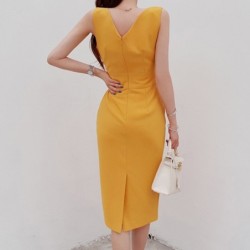 Elegant gul klänning - med V-ringning / slits bak / ärmlös