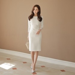 Varm elegant klänning - med spetsärmar - vit
