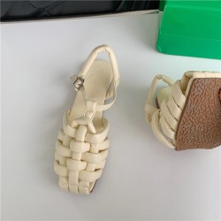 Moderiktiga platta sandaler - med rem - flätmönster