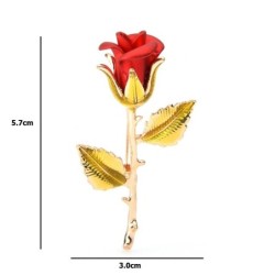 Snygg guldbrosch med en röd ros