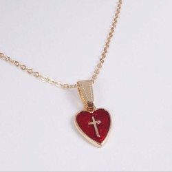 Rött hjärtformat hänge med kors - med halsband