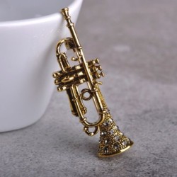 Guld trumpet - med kristaller - brosch
