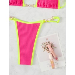 Sexig bikiniset - med metalldekorationer