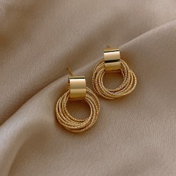 Eleganta gyllene runda örhängen - flera cirklar