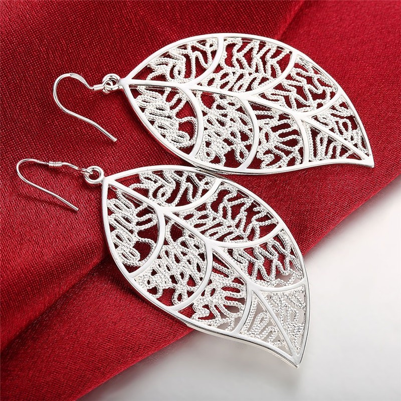 Bladformade silverörhängen