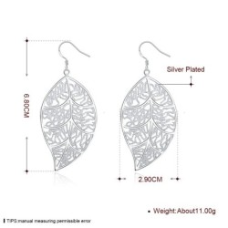 Bladformade silverörhängen