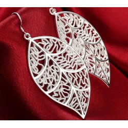 Bladformade silverörhängen