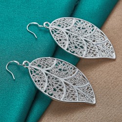 Bladformade silverörhängen