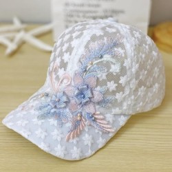 Tunn baseballkeps i spets - broderade blommor/blad