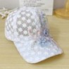 Tunn baseballkeps i spets - broderade blommor/blad