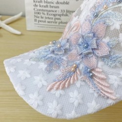 Tunn baseballkeps i spets - broderade blommor/blad
