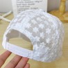 Tunn baseballkeps i spets - broderade blommor/blad