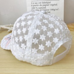 Tunn baseballkeps i spets - broderade blommor/blad