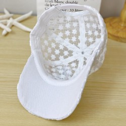 Tunn baseballkeps i spets - broderade blommor/blad