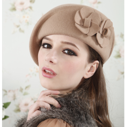Fashionabla basker i ylle - med blomma