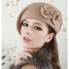 Fashionabla basker i ylle - med blomma