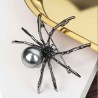Svart spindel med pärla - elegant brosch
