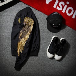 Black bomber jacka med broderade gyllene vingar