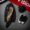 Black bomber jacka med broderade gyllene vingar