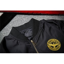 Black bomber jacka med broderade gyllene vingar