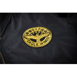 Black bomber jacka med broderade gyllene vingar