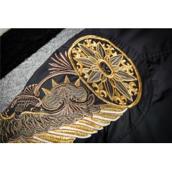 Black bomber jacka med broderade gyllene vingar