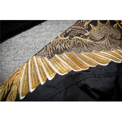 Black bomber jacka med broderade gyllene vingar