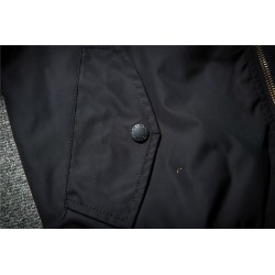 Black bomber jacka med broderade gyllene vingar