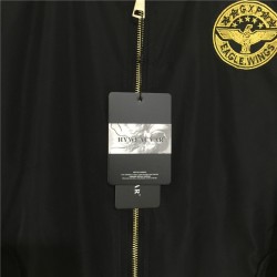 Black bomber jacka med broderade gyllene vingar