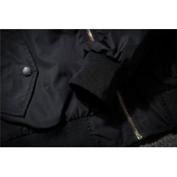 Black bomber jacka med broderade gyllene vingar