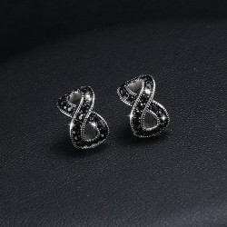Black crystal infinity stud örhängen