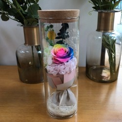 Bukett av oändlighet rosor i en glasvas med LED-ljus